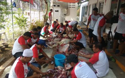 BERBAGI SESAMA DENGAN BERQURBAN