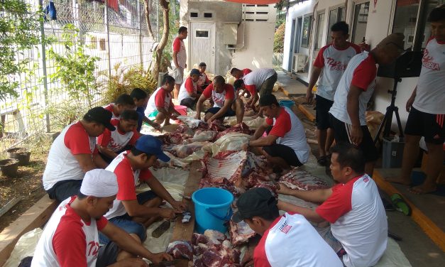 BERBAGI SESAMA DENGAN BERQURBAN