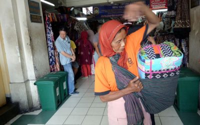 BURUH GENDONG PASAR BERINGHARJO YOGYAKARTA