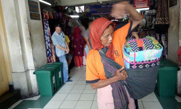 BURUH GENDONG PASAR BERINGHARJO YOGYAKARTA
