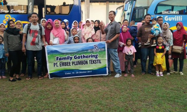 FAMILY GHATERING PT EMBEE PLUMBON TEXTILE 