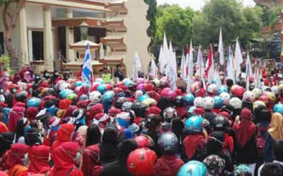 ALIANSI GERAKAN MASYARAKAT BURUH JEPARA MENUNTUT UPAH LAYAK