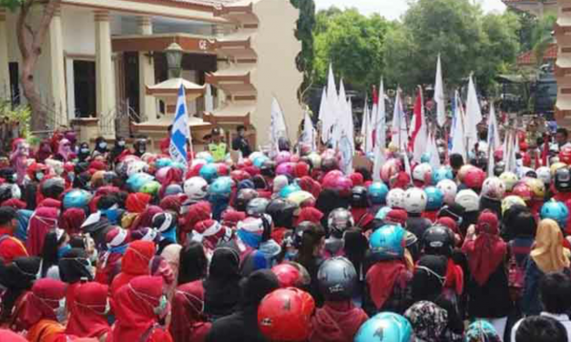 ALIANSI GERAKAN MASYARAKAT BURUH JEPARA MENUNTUT UPAH LAYAK