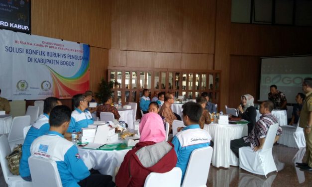 DISKUSI PUBLIK MENYELESAIKAN PERSELISIHAN HUBUNGAN INDUSTRIAL