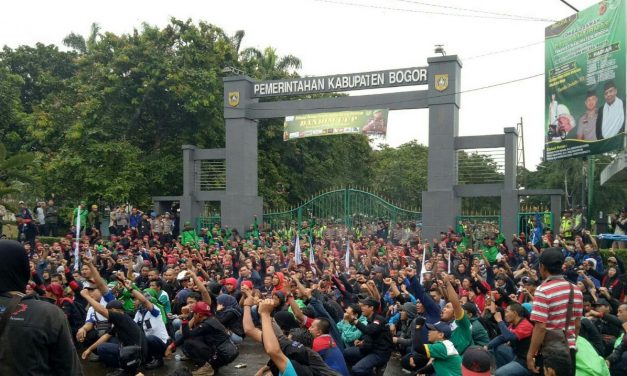 KEMBALI BUPATI KABUPATEN BOGOR TIDAK MAU MENEMUI BURUH
