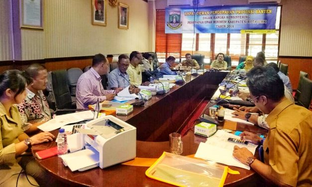 DEPEPROV BANTEN SERAHKAN PENETAPAN UMK DI TANGAN GUBERNUR