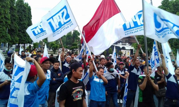 BURUH KABUPATEN SEMARANG TOLAK UMK Rp. 1. 896.989,5