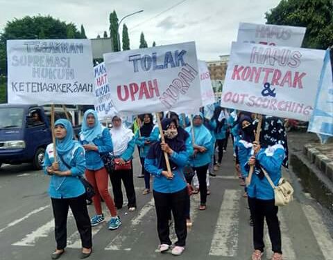 BURUH KOTA PEKALONGAN MENGGELAR UNJUK RASA MENOLAK UPAH MURAH