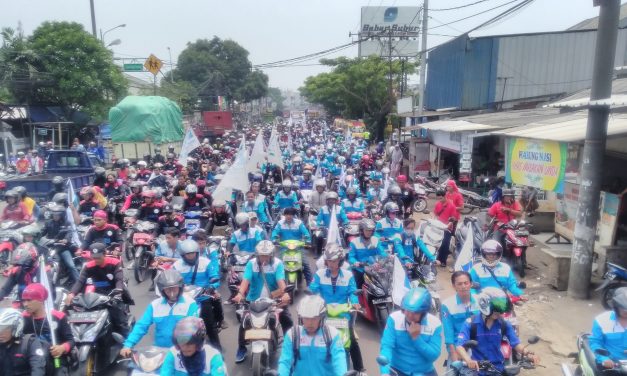 REKOMENDASI BUPATI/WALIKOTA DIABAIKAN, RIBUAN BURUH BANTEN GERUDUK KANTOR GUBERNUR SELAMA 2 HARI
