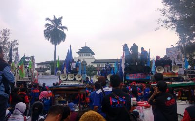 BURUH JAWA BARAT MELAKUKAN AKSI UNJUK RASA MENJELANG PENETAPAN UMK