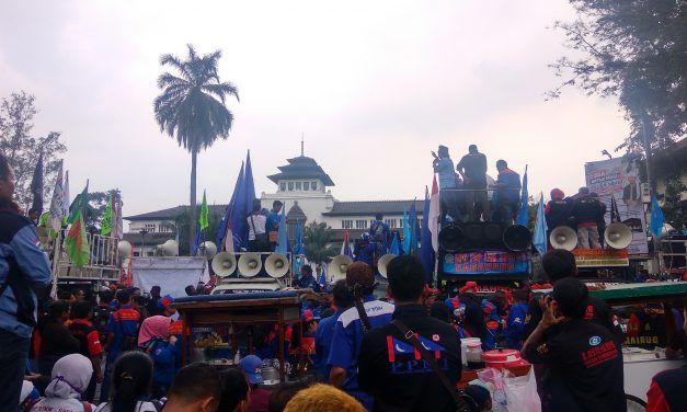 BURUH JAWA BARAT MELAKUKAN AKSI UNJUK RASA MENJELANG PENETAPAN UMK