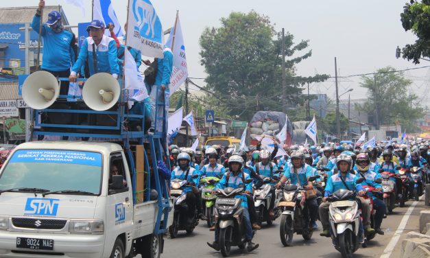 TOLAK UPAH MURAH, RIBUAN BURUH TANGERANG TURUN KEJALAN