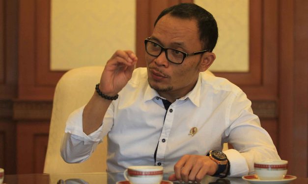 MENAKER MENGANGGAP UMK KABUPATEN KARAWANG DAN BEKASI RAYA TERLALU TINGGI