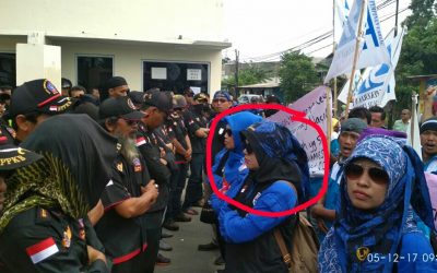 Panglima Komando Nasional LASKAR NASIONAL memberikan apresiasi atas sikap heroiknya dalam melaksanakan tugas. Kepada dua orang yang dilingkari dalam foto ini agar dapat menghubungi admin www.spn.or.id di nomor 0895-3497-80254 untuk mendapatkan hadiah.
