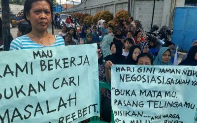 DI PHK SEPIHAK, PEKERJA DAN WARGA GERUDUK PT MEWAH NIAGA JAYA 
