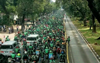 RIBUAN OJEK ONLINE DEMO DI ISTANA NEGARA 