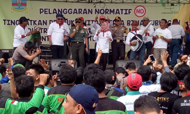 RATUSAN BURUH DIPHK KADISNAKERTRANS KAB SERANG MERAYAKAN MAY DAY IS FUNDAY