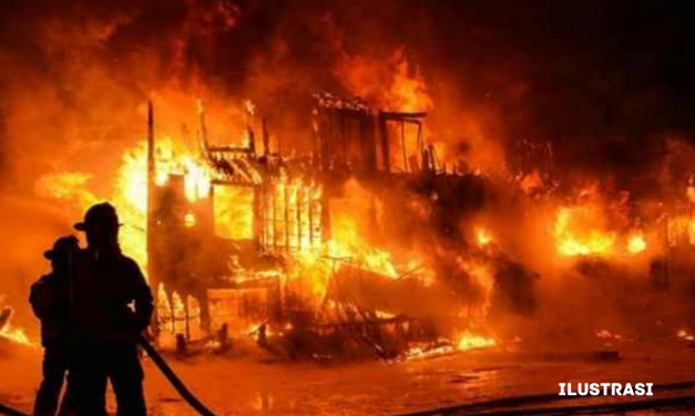 PABRIK LIMBAH ALUMUNIUM TERBAKAR DI KOSAMBI TANGERANG