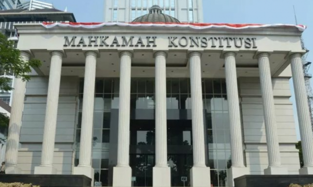 PENSIUNAN BANK UJI MATERI UU KETENAGAKERJAAN KARENA PESANGON BERKURANG
