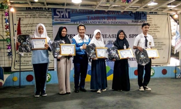 PENYERAHAN BEASISWA ANAK ANGGOTA BERPRESTASI PSP SPN PT PARKLAND WORLD INDONESIA 1