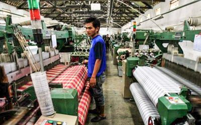 DOLAR NAIK, HARGA BAHAN BAKU NAIK, BURUH MAJALAYA TERANCAM DI RUMAHKAN