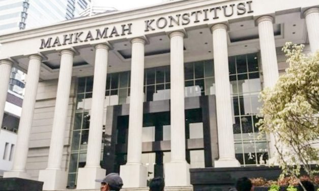 MK DIMINTA TAFSIRKAN ATURAN PHK ALASAN SAKIT BERKEPANJANGAN