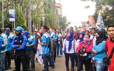 BURUH CIMAHI GERUDUK DPRD
