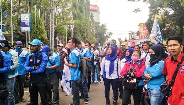 BURUH CIMAHI GERUDUK DPRD