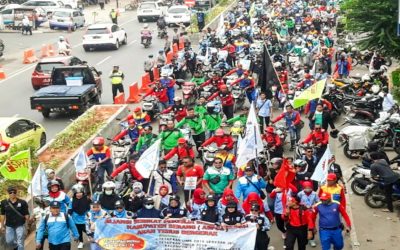 AKSI TOLAK UPAH MURAH KEPUNG KANTOR BUPATI KABUPATEN SERANG