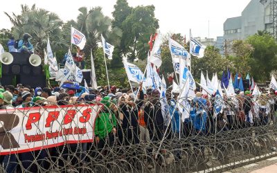 UNJUK RASA BURUH JAWA TIMUR MENUNTUT UMK/UMSK