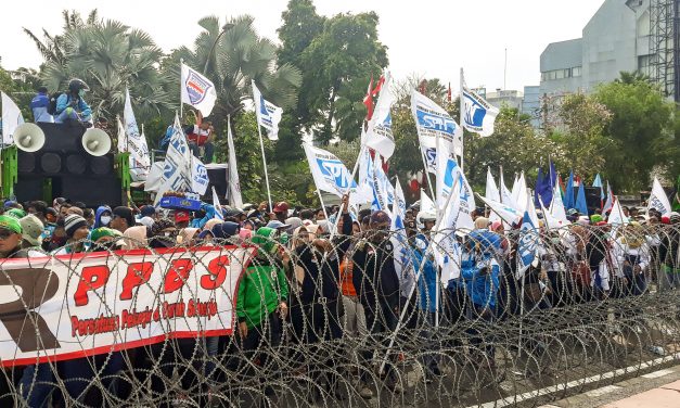 UNJUK RASA BURUH JAWA TIMUR MENUNTUT UMK/UMSK
