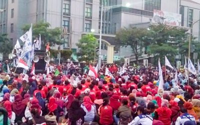 BURUH JATENG DUDUKI KANTOR GANJAR PRANOWO, TUNTUT KENAIKAN UPAH  25 %