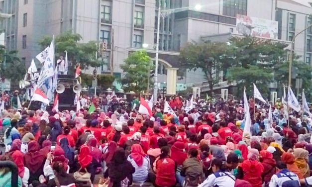 BURUH JATENG DUDUKI KANTOR GANJAR PRANOWO, TUNTUT KENAIKAN UPAH  25 %