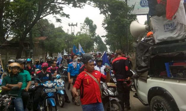 BURUH KOTA TANGERANG TUNTUT UMK NAIK 25,77 PERSEN