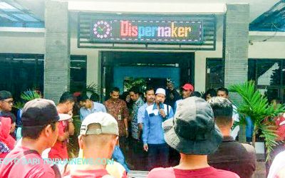 684 PEKERJA PT DAMATEX YANG TERPHK UNJUK RASA DI DISPERNAKER SALATIGA