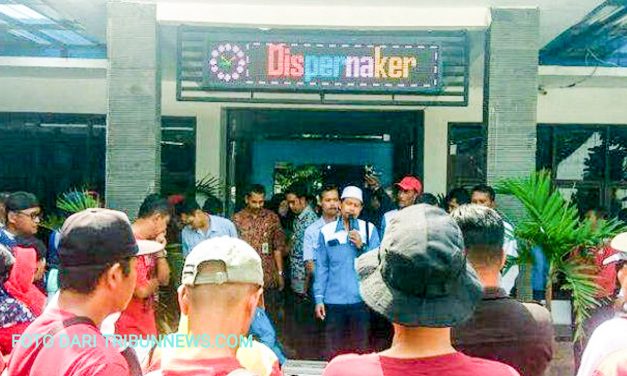 684 PEKERJA PT DAMATEX YANG TERPHK UNJUK RASA DI DISPERNAKER SALATIGA