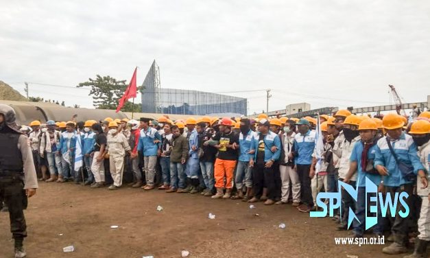 TEMBAKAN GAS AIR MATA WARNAI  AKSI DAMAI PEKERJA PT IMIP