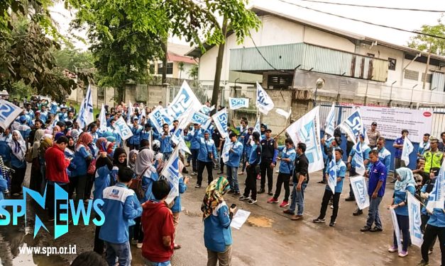 TUNTUT UMSK 2019, PEKERJA PT MACROPRIMA PANGANUTAMA MOGOK KERJA