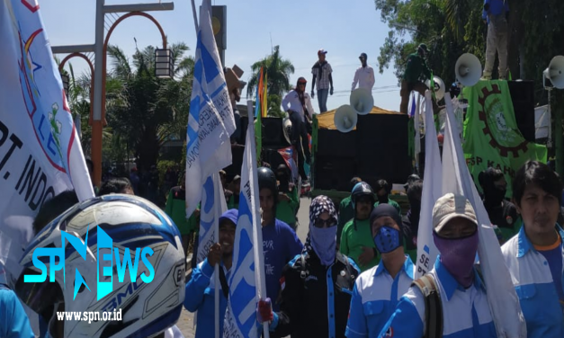 BURUH SUMUT UNRAS DI KANTOR GUBERNUR TOLAK REVISI UU KETENAGAKERJAAN