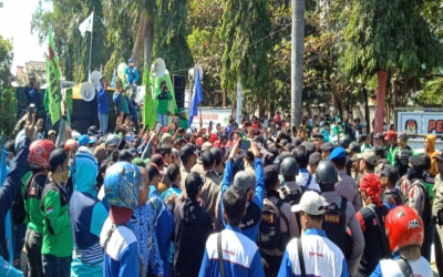 BURUH GRESIK TOLAK REVISI UU NO 13/2003