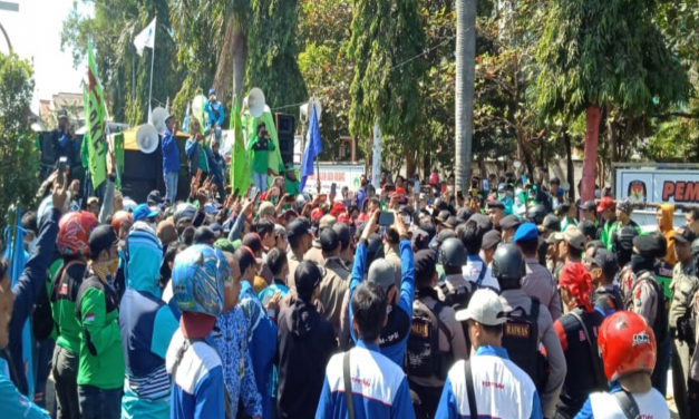 BURUH GRESIK TOLAK REVISI UU NO 13/2003