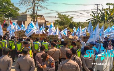 RATUSAN BURUH PT HOLI KARYA SAKTI SEMARANG TUNTUT HAK PESANGON