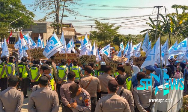 RATUSAN BURUH PT HOLI KARYA SAKTI SEMARANG TUNTUT HAK PESANGON