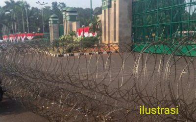 MASSA GEBRAK DIHADANG APARAT KEAMANAN