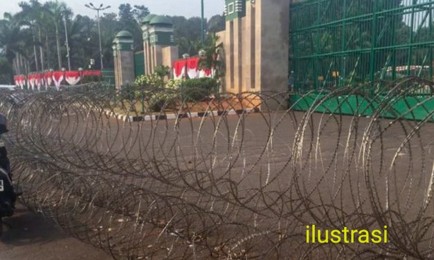 MASSA GEBRAK DIHADANG APARAT KEAMANAN