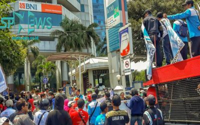 MENCARI SOLUSI DENGAN UNJUK RASA