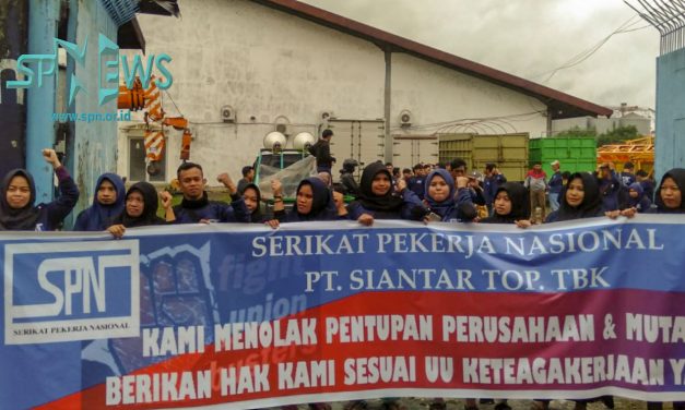 MUTASI MASSAL DAN TUTUP PABRIK, PEKERJA PT SIANTAR TOP TBK MAKASAR UNJUK RASA