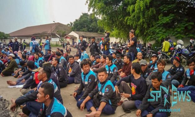 PERUSAHAAN INGKAR, PEKERJA UNJUK RASA DI PT SULINDAFIN KABUPATEN BEKASI