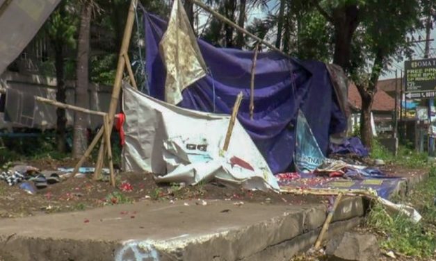 EMPAT BURUH DI TENDA PERJUANGAN MOGOK KERJA TEWAS DITABRAK MOBIL