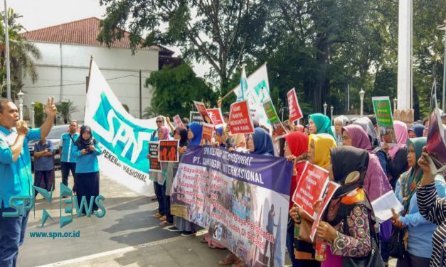 BURUH EKS PT SUI UNJUK RASA DI BALAI KOTA BOGOR